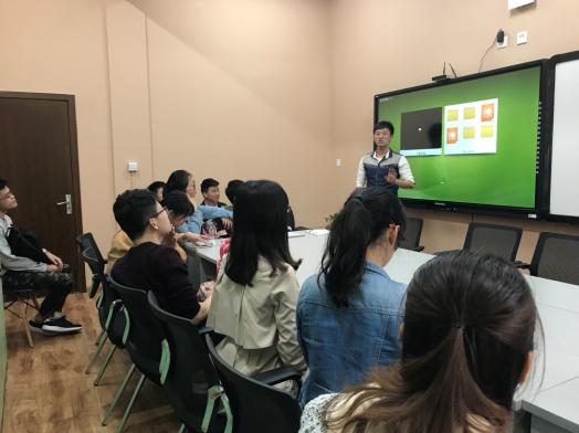 李福林同志进行相关讲解.jpg 李福林同志进行相关讲解.jpg